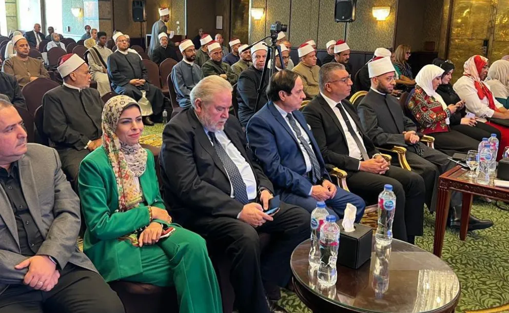٣