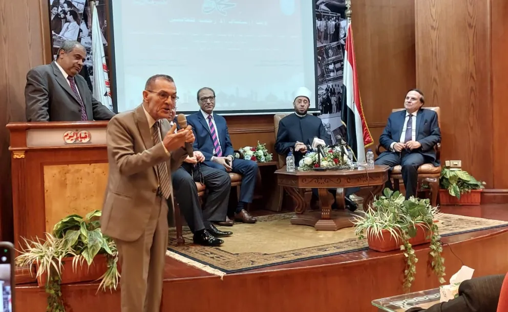 ١٣