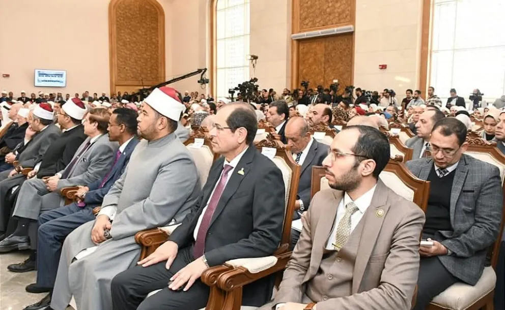 ٣